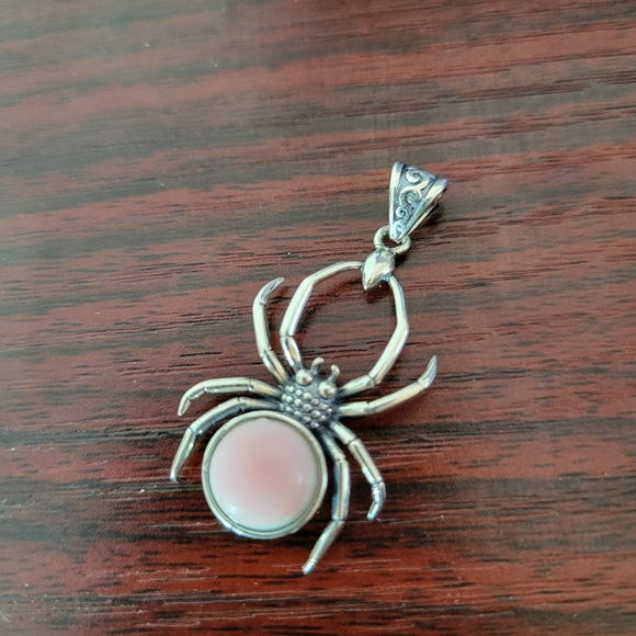 Pink Conch Spider Pendant - Picture 2 of 5